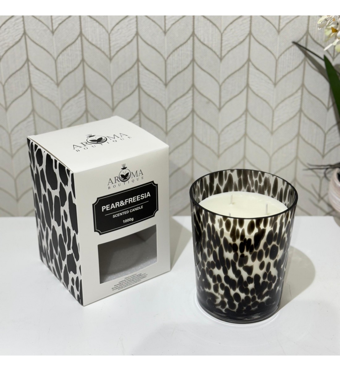 شمعه عطرية زجاج 1000 غرام برائحه (  PEAR&FREESIL) SCENTED CANDLE