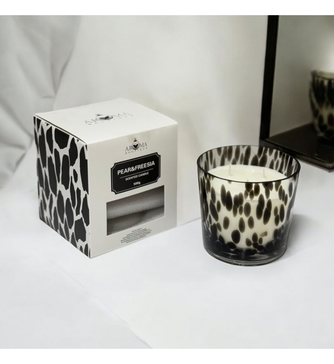  شمعه عطرية زجاج 500 غرام برائحه (  PEAR&FREESIL) SCENTED CANDLE