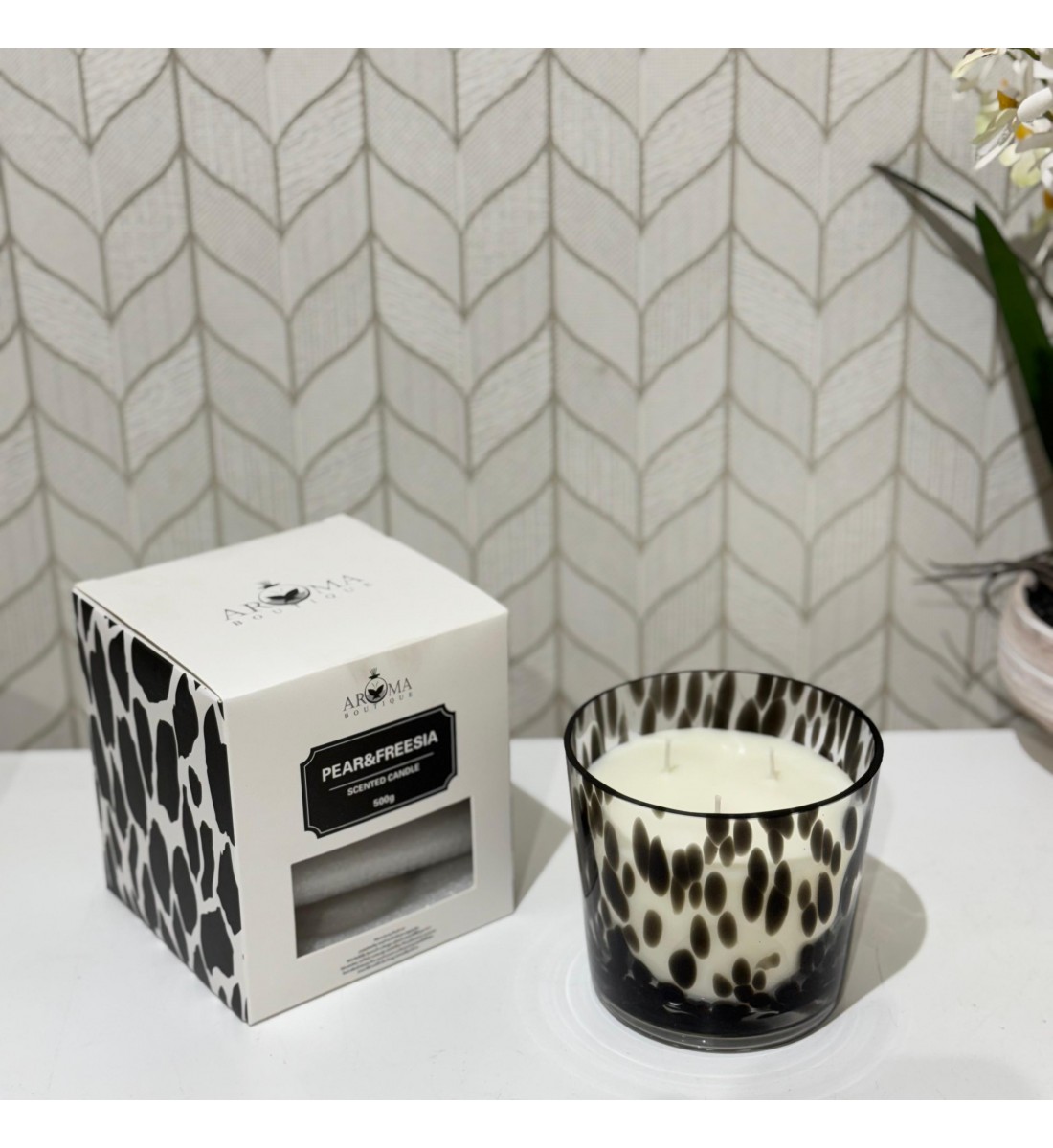  شمعه عطرية زجاج 500 غرام برائحه (  PEAR&FREESIL) SCENTED CANDLE