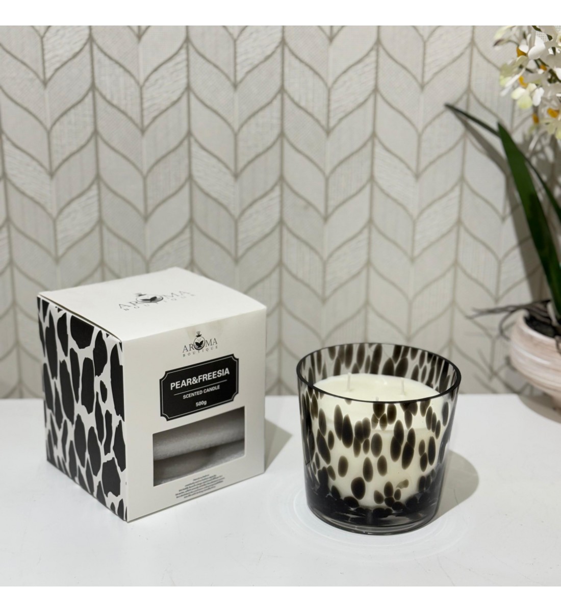  شمعه عطرية زجاج 500 غرام برائحه (  PEAR&FREESIL) SCENTED CANDLE