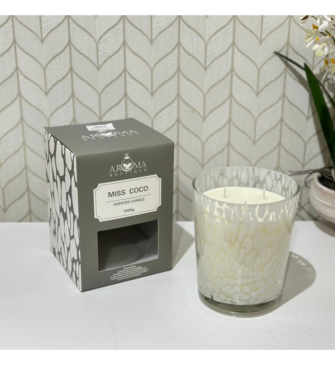 شمعه عطرية زجاج 1000 غرام برائحه ( MISS COCO)  SCENTED CANDLE