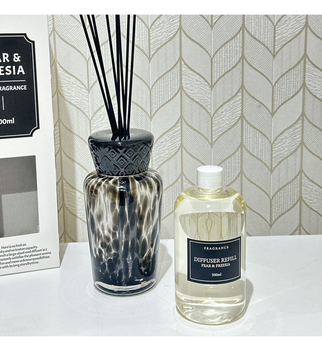 فواحه عطرية مع عيدان زجاج 500مل  برائحه ( PEAR&FREESIL) HOME FRAGRANCE